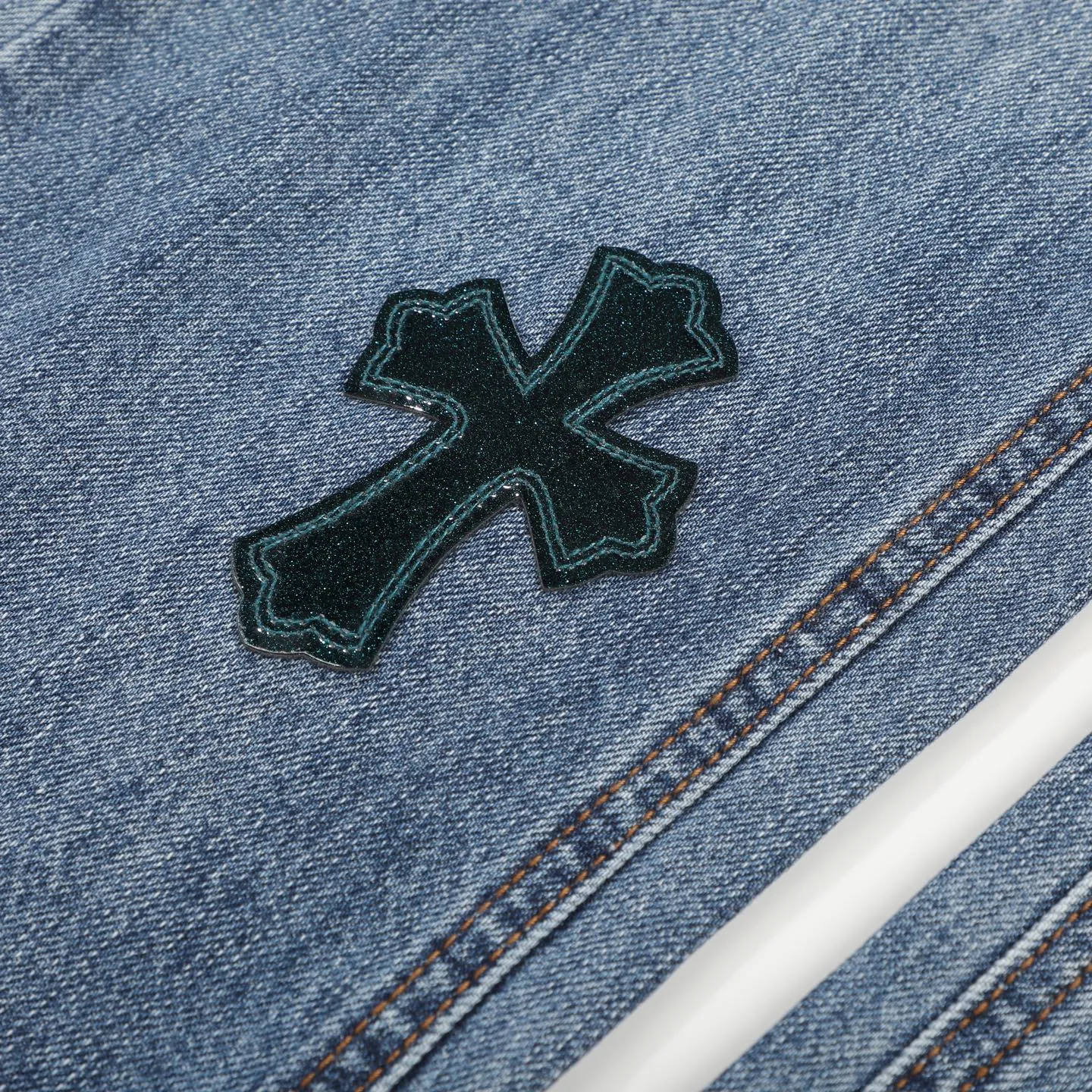 P280 Chromehearts washed blue ripped starry sky leather jeans adopt starry sky theme leather elements, mostly presented in the shape of a cross, with glitter on the leather surface. Unique design, simple and elegant details, exquisite workmanship, the entire trousers are neatly routed, and the details are in place! Ceiling-level jeans, a pair that is hard to find at the counter. About Zangyin, this is an extremely luxurious fashion brand that can also be called the aristocrat of the high street. It has always been an exclusive brand for some hipsters or the rich second generation. It is more luxurious and noble than ordinary high streets. It is more fashionable and individual than luxury brands. Top heavy industry fashion design has always been created in high street luxury style. Speaking of this style, Zangyin family and GU family are definitely the leading representative brands, especially the Zangyin family's creation of high street style. It has really achieved a state-of-the-art effect. The color system of this model is made of unique washed materials. It is already quite eye-catching. It is decorated with pink patchwork cross flowers, which cleverly highlights the charm of the brand. Secondly, this model adopts a classic high-waist cutting design, which highlights the long legs and fashionable temperament of the upper body. The brand is highly recognizable and the slim-fitting configuration is more suitable for daily wear. Personality, fashion, and specification interpretation are all at a glance. Needless to say, materials and craftsmanship. As an excellent craftsman brand, Zangyin’s requirements for details and craftsmanship are really perfect. The washed color of this model has gone through a lot of processes, not to mention the embellishment of the denim appliqués. It is also purely hand-made and sewn. Just like what they believe in, only hand-made things have soul and have the meaning of wearing. A top-notch heavy-duty fashionable denim item. Recommended by both hands. Size: 28/30/32/34/36 Waist: 73/78/83/88/93 Knee: 52/53.5/55/56.5/58 Pants length: 100/102/104/106/108